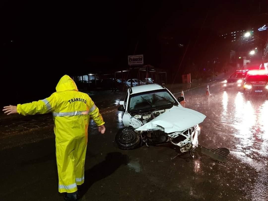 Motorista perde o controle, colide em poste e abandona carro em Bento