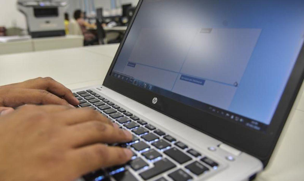Pesquisa diz que, para 76% dos brasileiros, escolas devem continuar fechadas