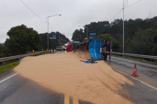 Caminhão tomba e deixa trânsito interrompido na BR-470, em Garibaldi