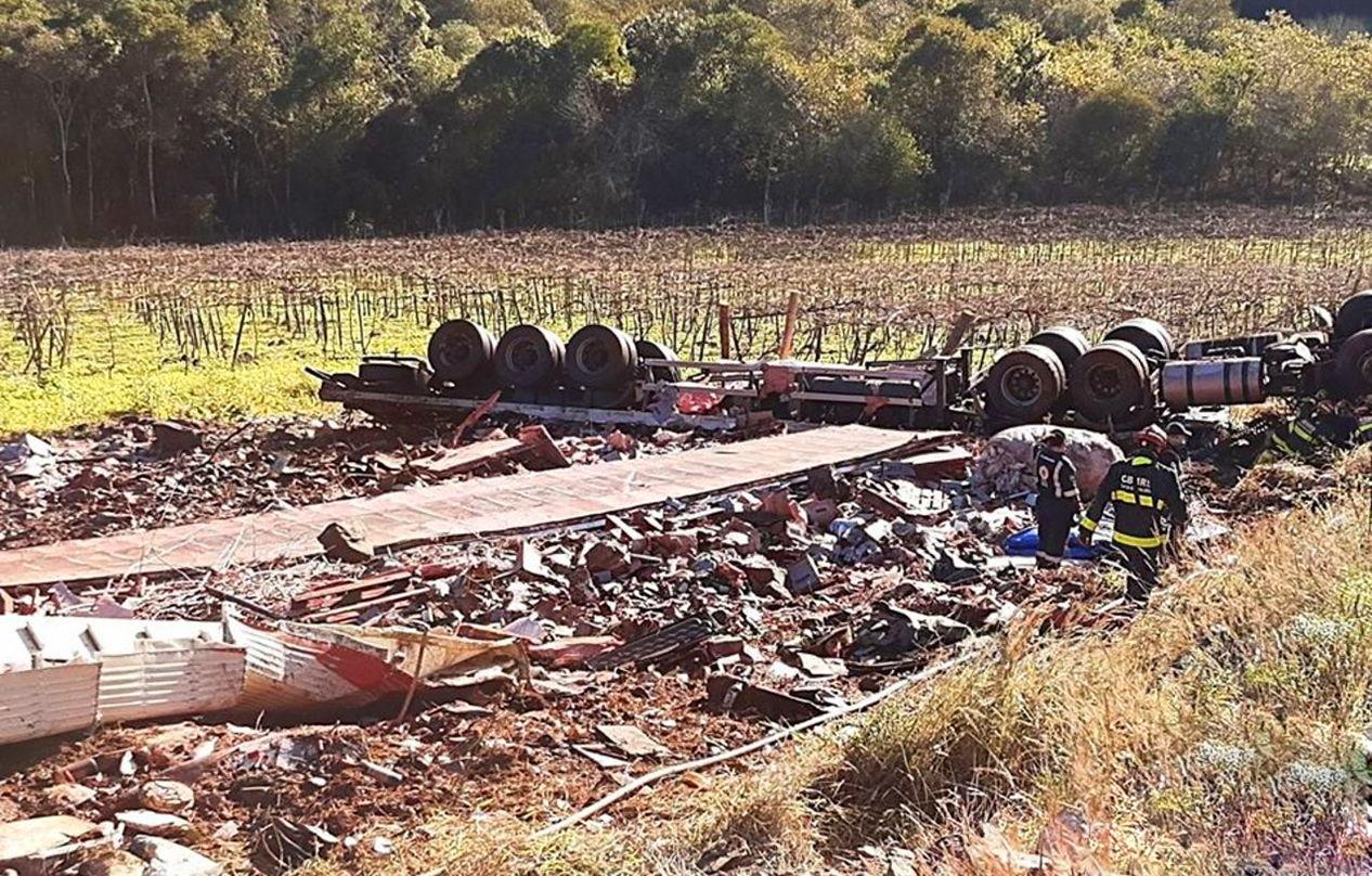 Caminhoneiro perde o controle e morre na ERS-431, no interior de Bento