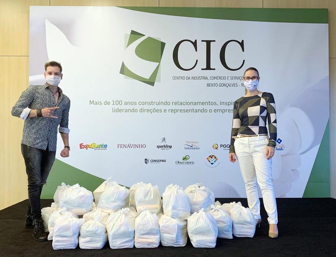 CIC-BG recebe doação de cestas básicas arrecadadas em live do cantor Filipe Girardi