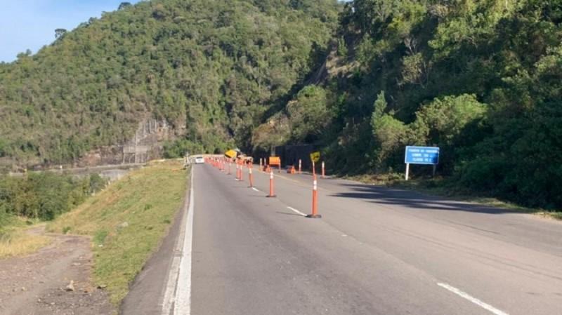 Começa a remoção de rochas no km 4 da Rota do Sol, em Itati