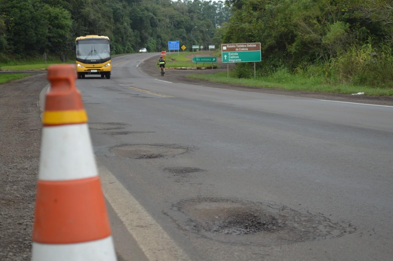 Daer faz obra de recapeamento na RSC-453, próximo ao trevo do Barracão