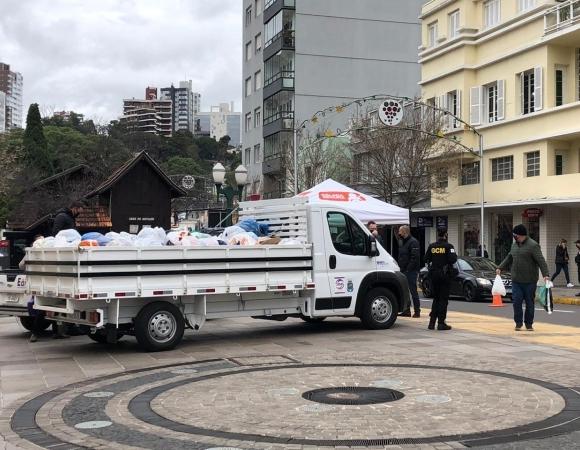 Drive-thru da Campanha do Agasalho arrecada 3,2 mil peças em Bento