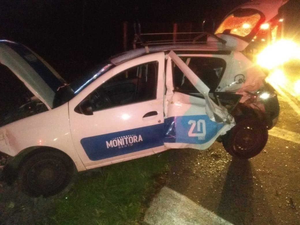 Duas pessoas ficam feridas em acidente entre carro e caminhão na BR-470
