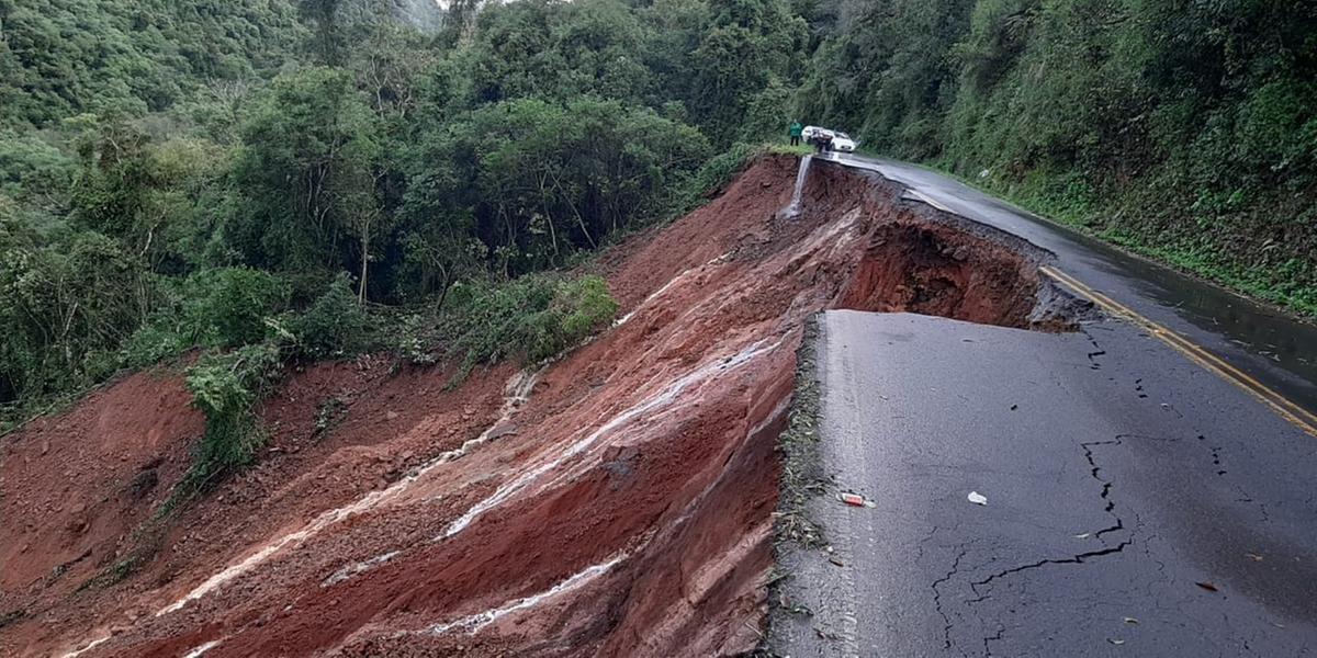 ERS-448 segue totalmente bloqueada na Serra