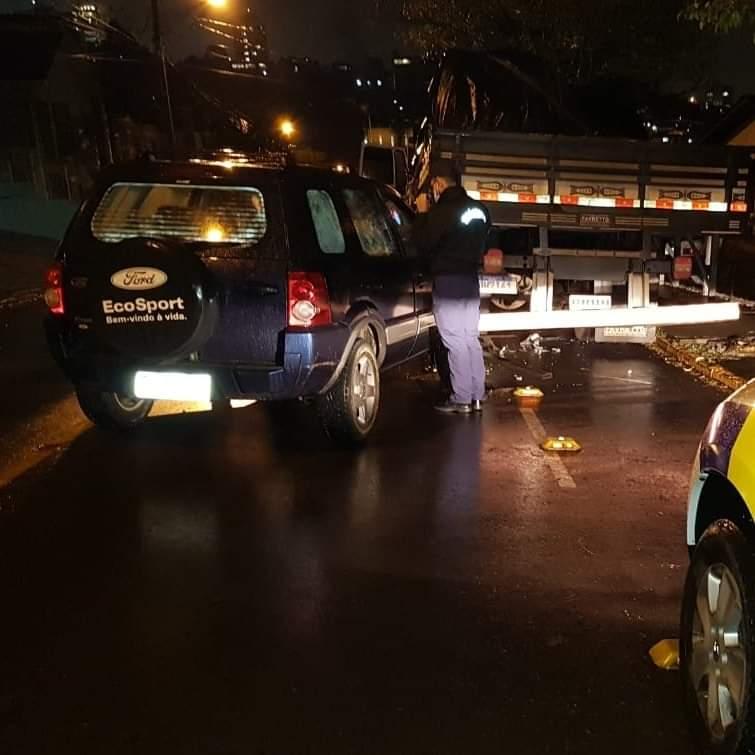 Idoso é detido por embriaguez após colidir em caminhão que estava estacionado em Bento