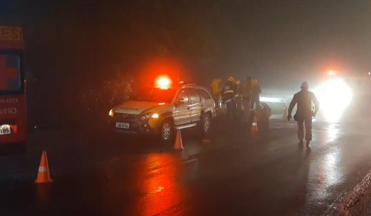 Mulher fica ferida após veículo cair em ponte na ERS-446 em Carlos Barbosa