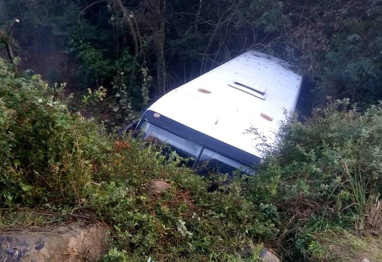 Ônibus cai em barranco e deixa sete pessoas feridas em Bento