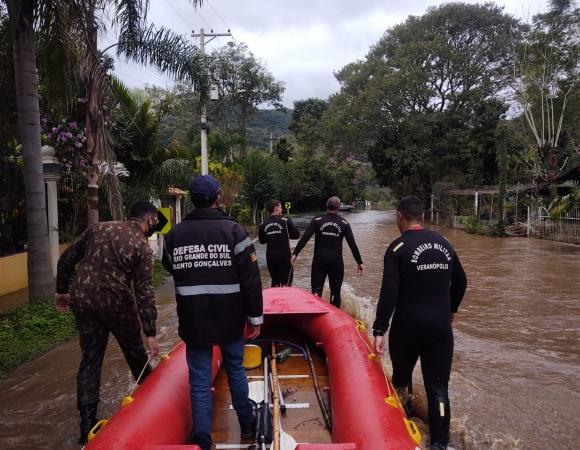 Pelo menos 40 famílias recebem apoio da Defesa Civil na encosta do Rio das Antas em Bento
