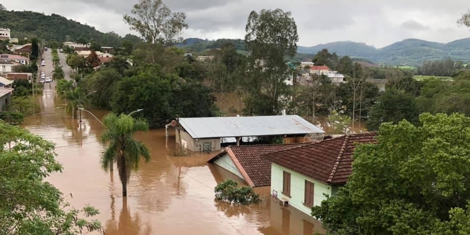Pelo menos mil pessoas seguem fora de casa em razão das cheias no RS