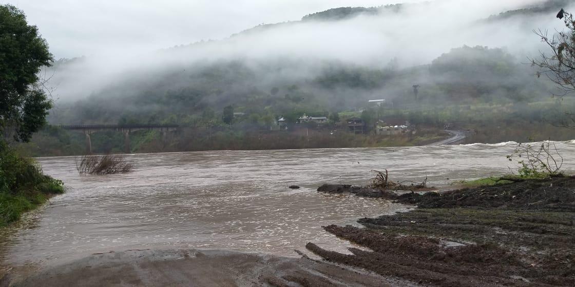 Ponte que liga Bento e Cotiporã fica em baixo d'água novamente