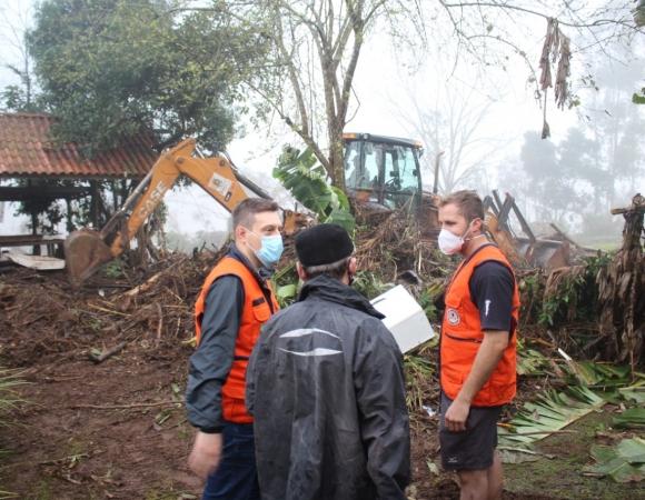 Prefeitura de Bento auxilia na limpeza em Faria Lemos após a forte chuva