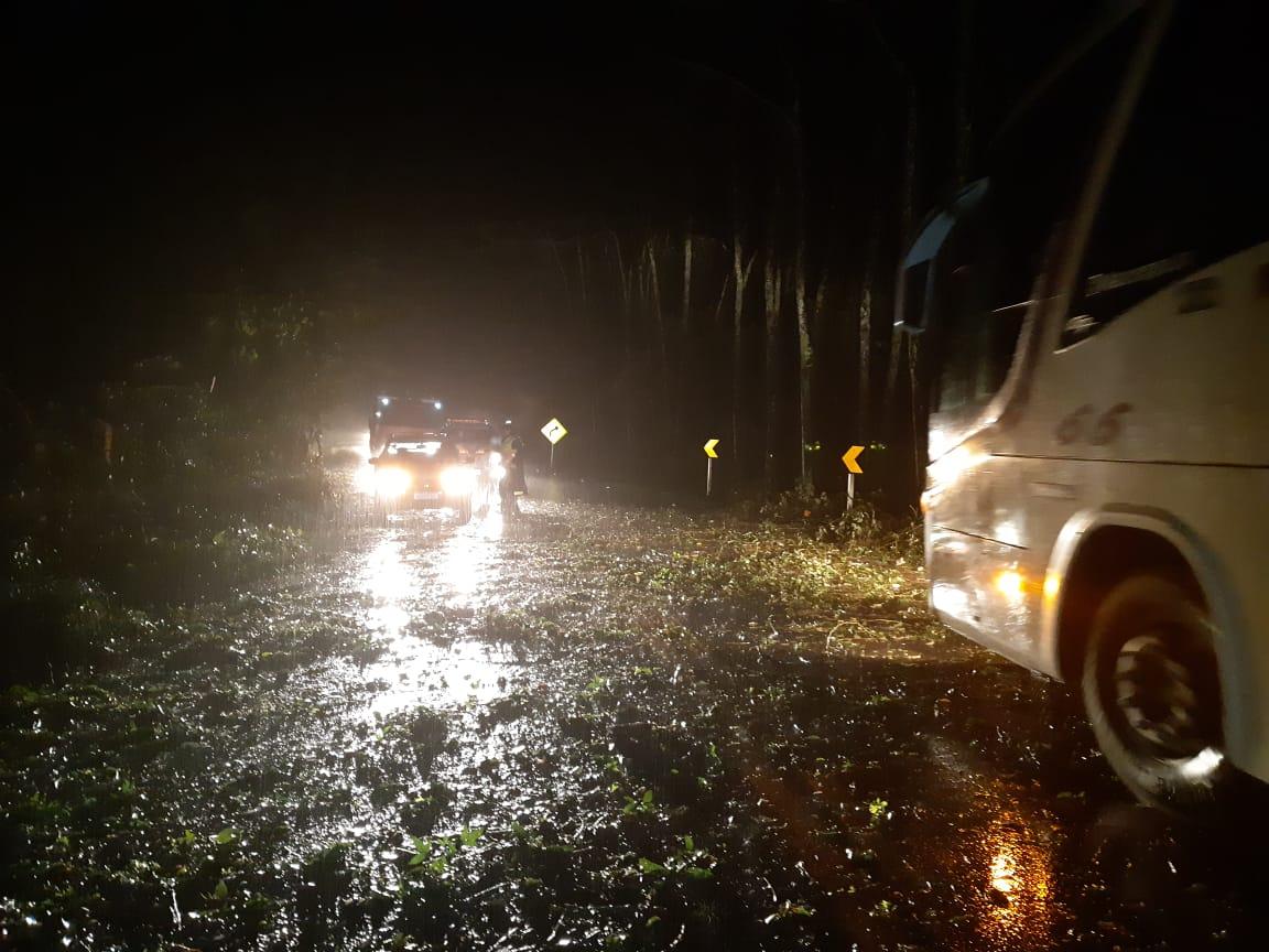 PRF bloqueia BR-470 entre Bento e Veranópolis devido a forte chuva