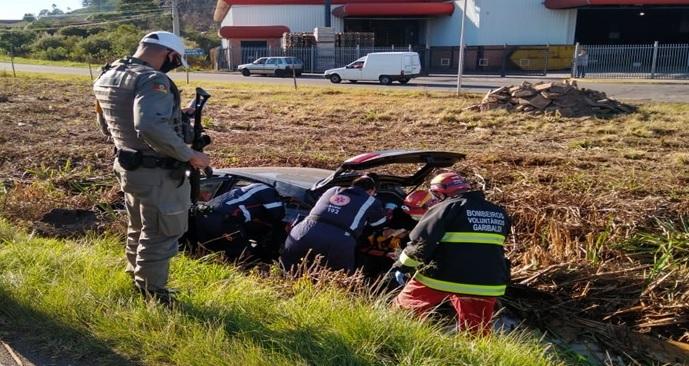 Acidente entre carro e caminhão deixa mulher ferida na RSC-453, em Garibaldi