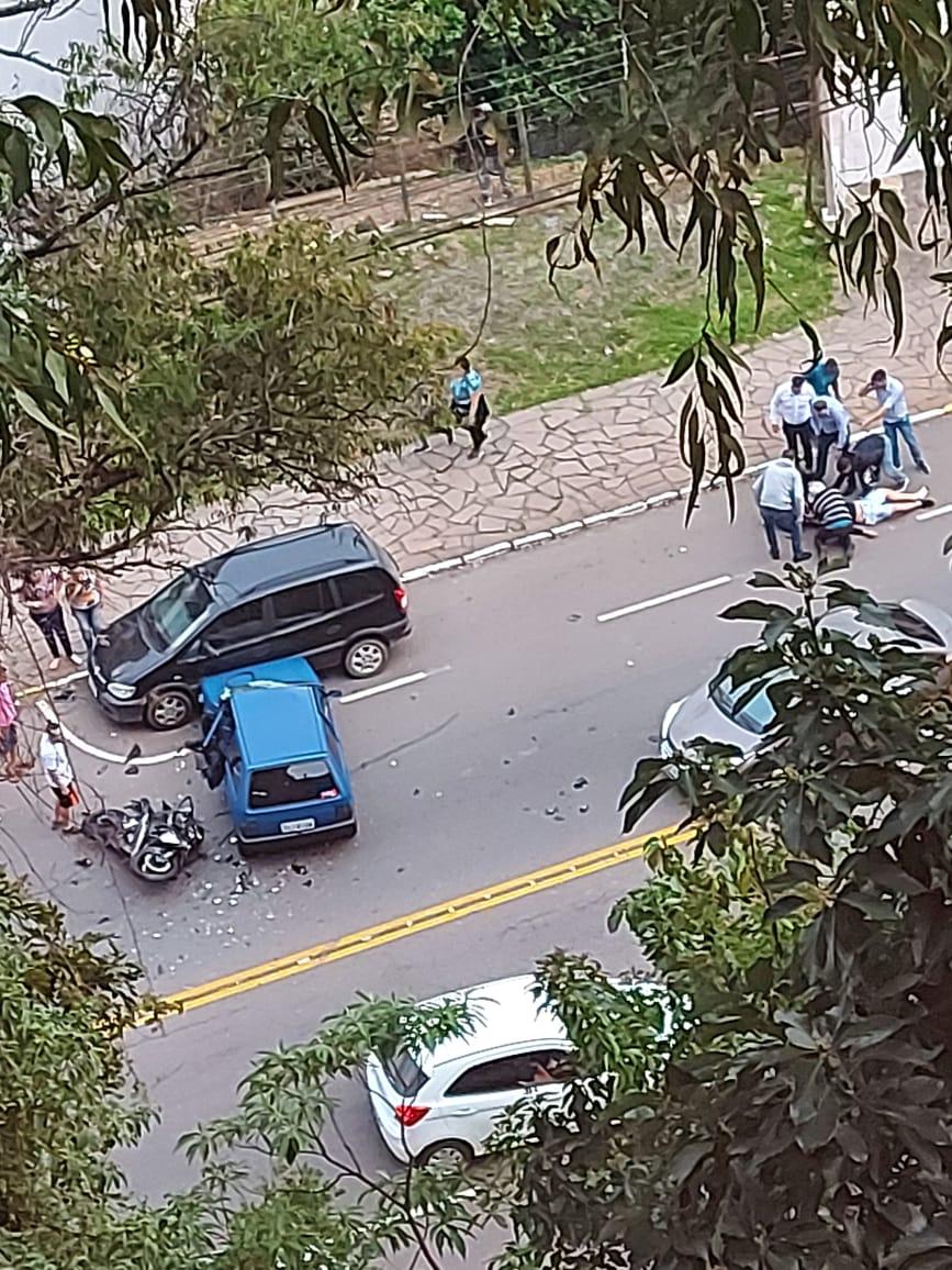 Acidente entre carro e moto deixa duas pessoas feridas em Bento