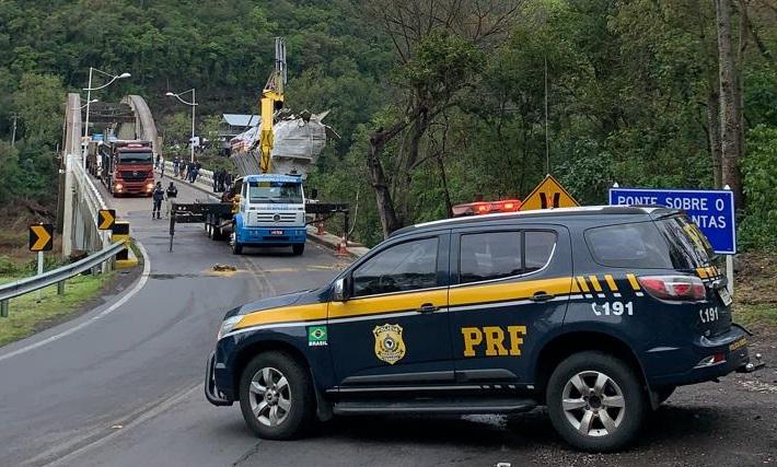 BR-470 é liberada entre Bento e Veranópolis após retirada de caminhão tombado
