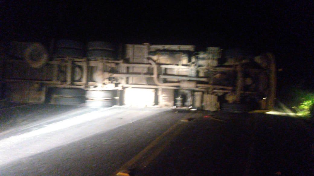 Caminhão tomba e deixa ERS-122 entre Farroupilha e São Vendelino bloqueada