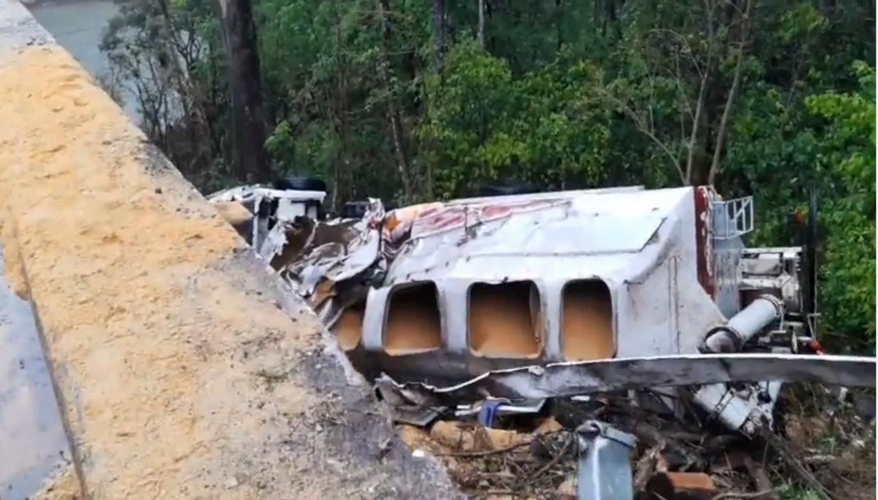 Caminhoneiro fica gravemente ferido ao sair da pista na BR-470, em Bento