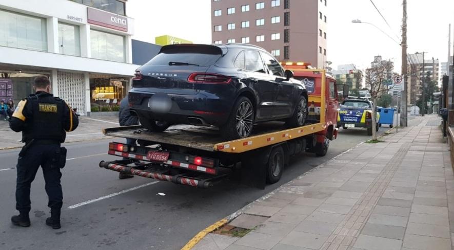 DMT recolhe veículo de luxo com licenciamento vencido em Bento Gonçalves