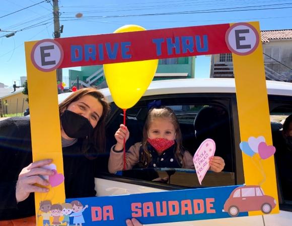 Dois educandários da Rede Municipal de Ensino realizam Drive Thru em Bento