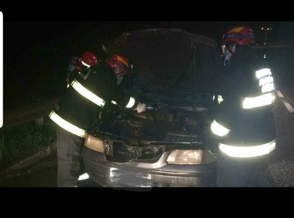 Veículo com cinco ocupantes sofre pane mecânica e pega fogo na BR-470, em Bento
