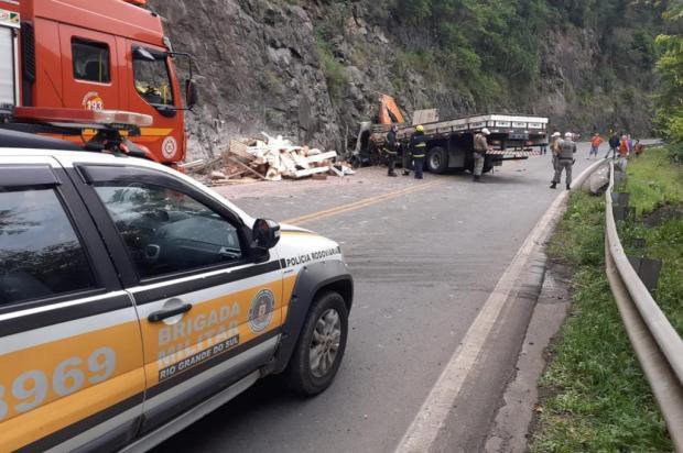 Caminhão tomba e deixa duas pessoas mortas na ERS-122