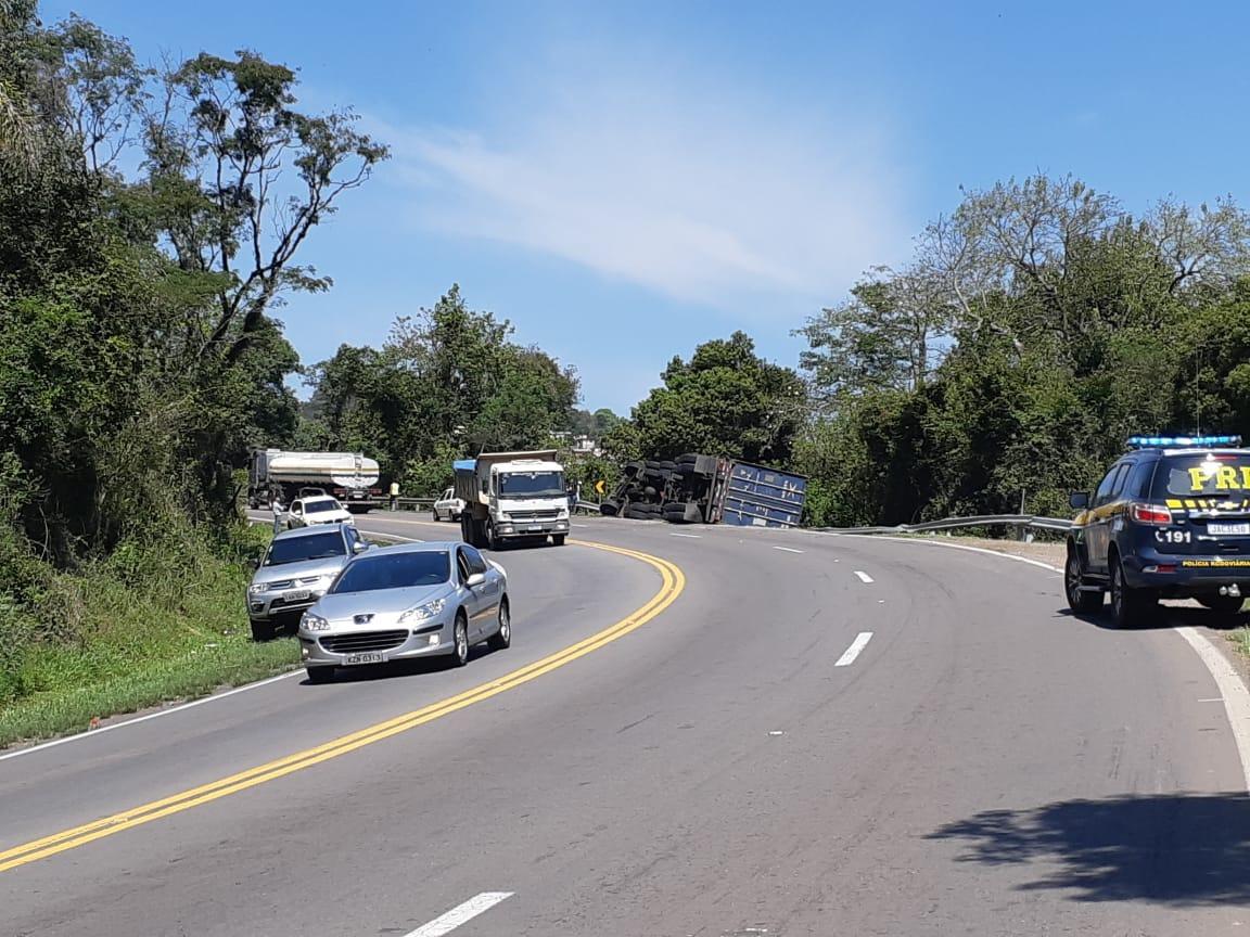 Carreta tomba e motorista fica ferido na BR-470, em Bento