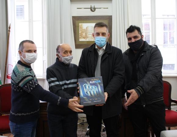 Exemplar do livro dos 100 anos do Esportivo é entregue para órgãos públicos