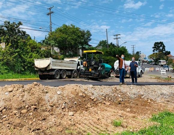 Pista para o desvio de obras do túnel recebe pavimentação em Bento