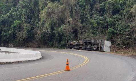 Caminhão tomba e motorista fica ferido na BR-470, em Bento
