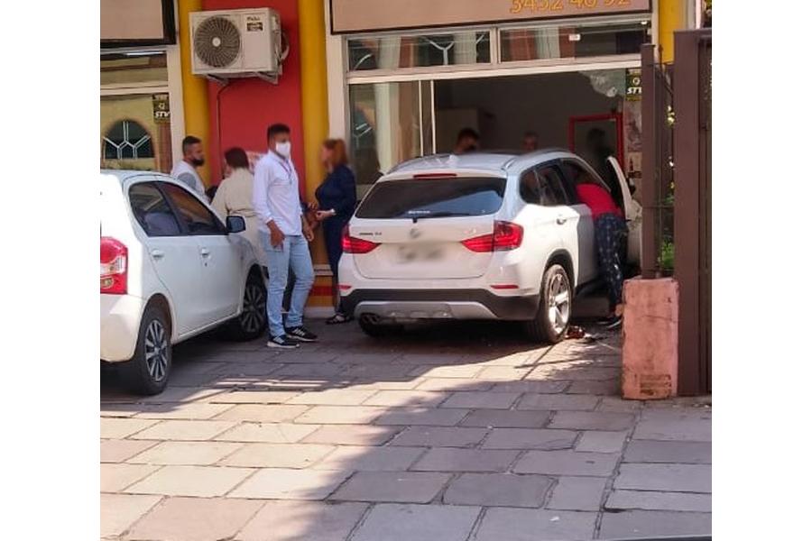 Jovem fica ferida após condutora perder o controle e invadir padaria em Bento