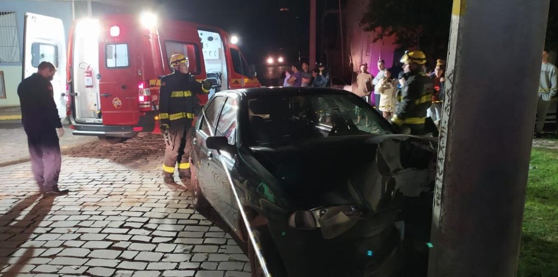 Motorista colide contra poste e fica ferido em Bento