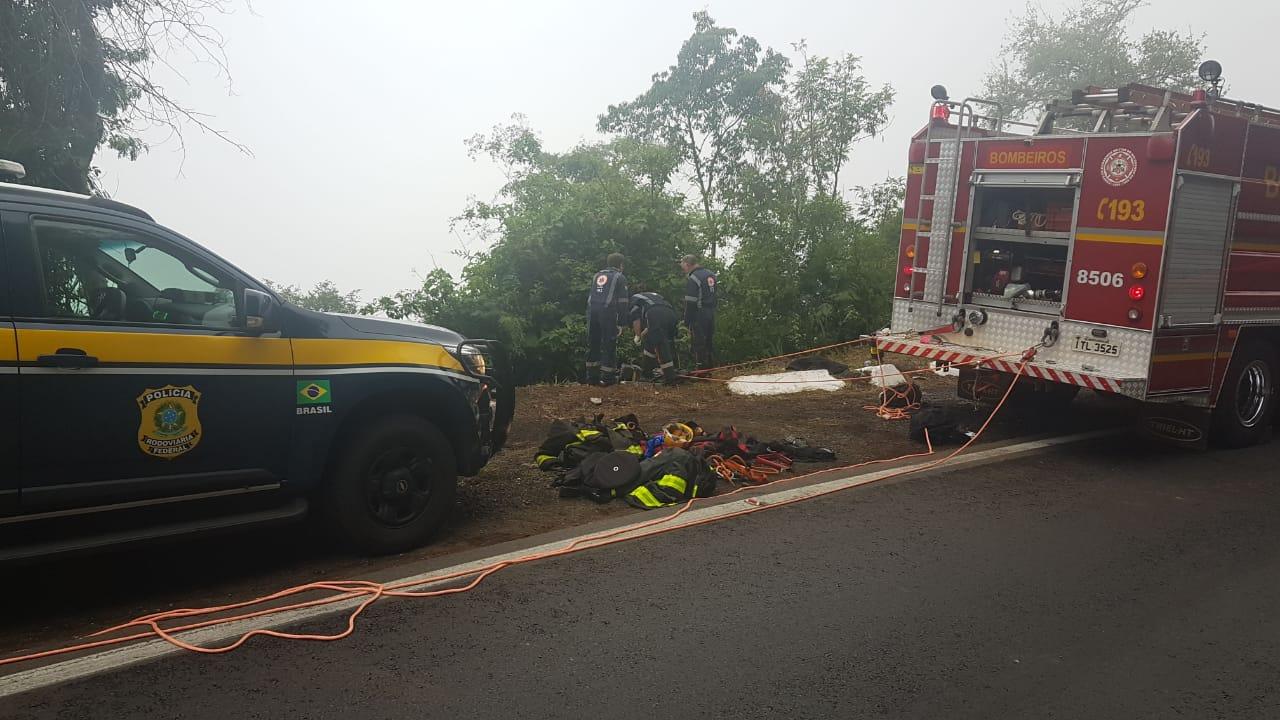 Carro cai ribanceira de 50 metros e deixa quatro feridos na BR-470, em Bento
