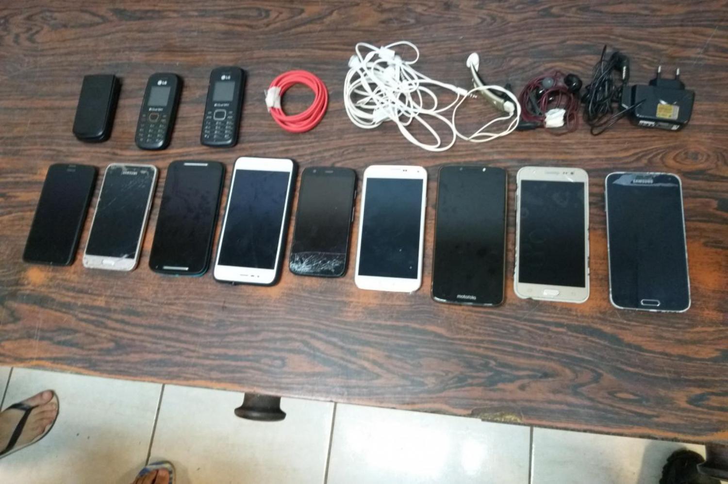 Estudantes carentes recebem celulares retirados de criminosos em Bento