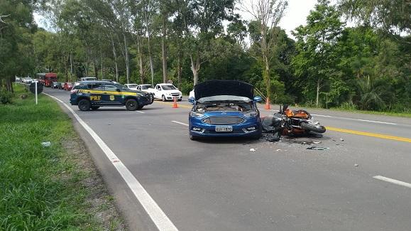Acidente entre carro e moto deixa um morto na BR-470, em Bento