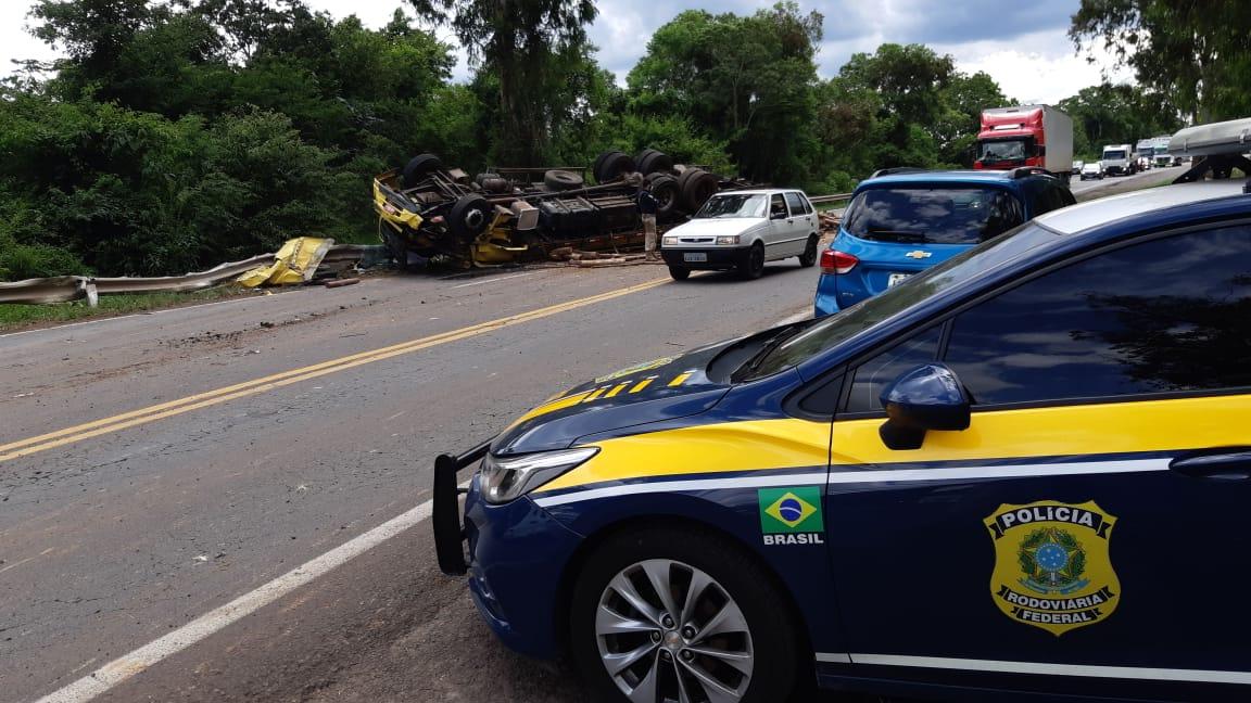 Caminhão com lenha tomba e motorista fica ferido na BR-470, em Bento