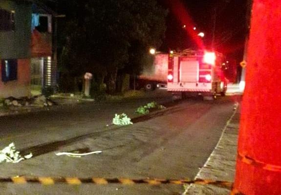 Caminhão desgovernado invade casa e deixa três feridos em Bento