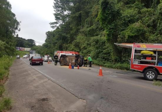 Acidente entre dois carros deixa uma pessoa ferida na ERS-446 em Carlos Barbosa