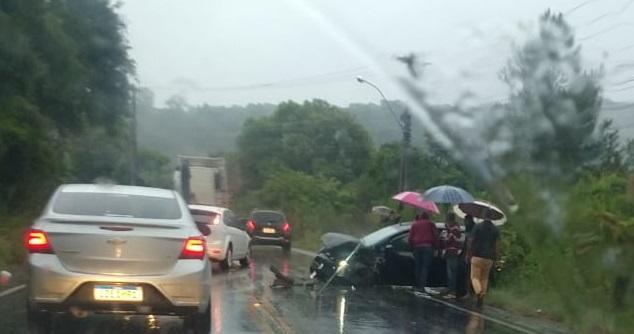 Acidente entre três veículos deixa mulher ferida em Bento