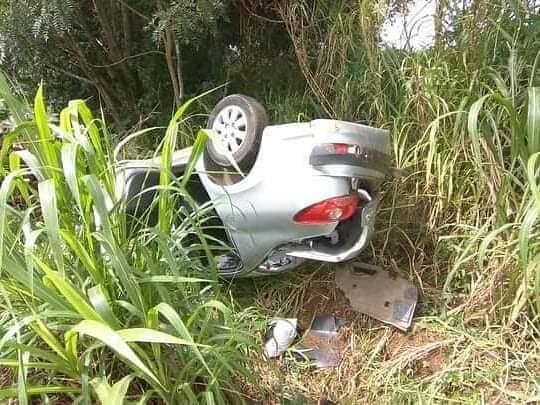 Veículo com seis adultos e seis crianças capota e deixa 12 feridos