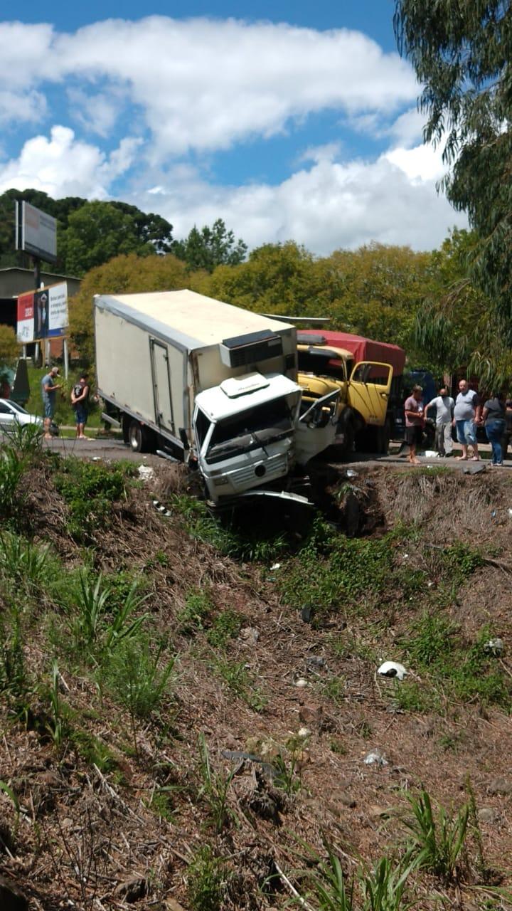 Acidente entre dois caminhões deixa uma pessoa ferida no Trevo do Barracão