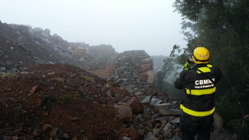 Deslizamento de terra interdita rua no Pomarora que liga ao Vale dos Vinhedos em Bento