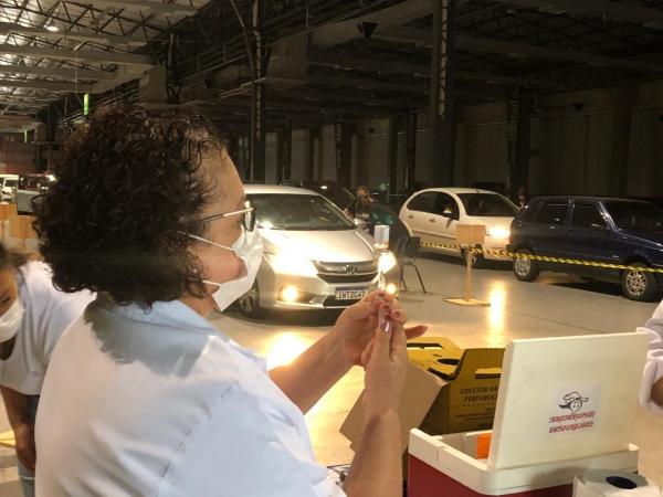 Drive-thru de vacinação para idosos acima de 81 anos será realizado neste domingo na Fundaparque em Bento