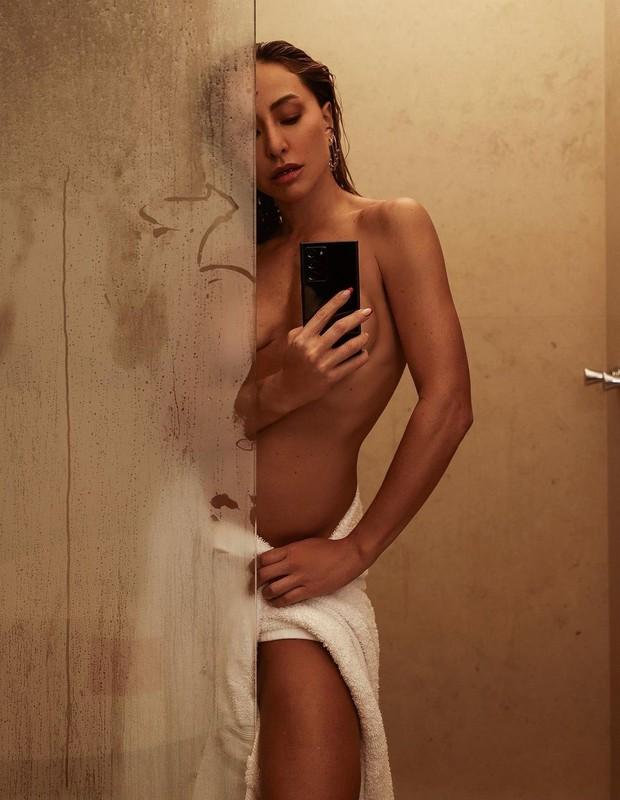 Sabrina Sato faz selfie no banho após dia longo de trabalho