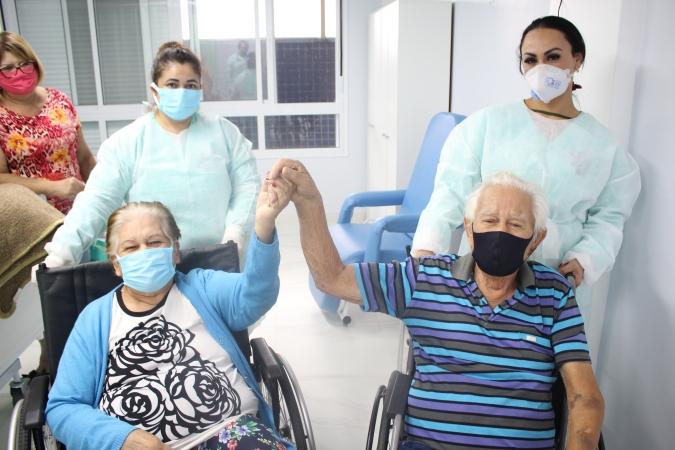 Após 20 dias de internação por covid-19, casal de idosos recebe alta hospitalar em Bento