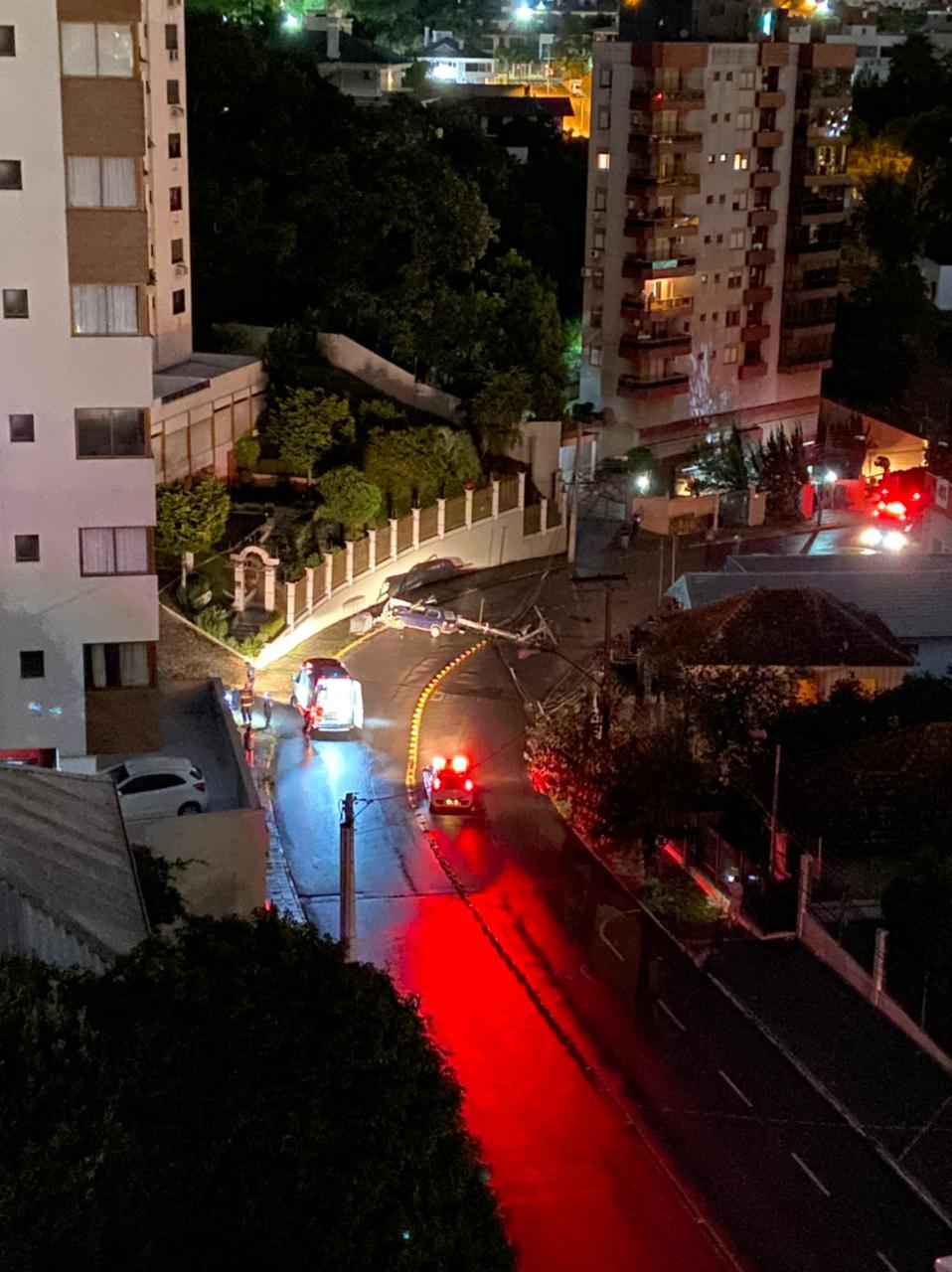 Carro colide em poste e deixa bairro São Francisco sem energia elétrica em Bento