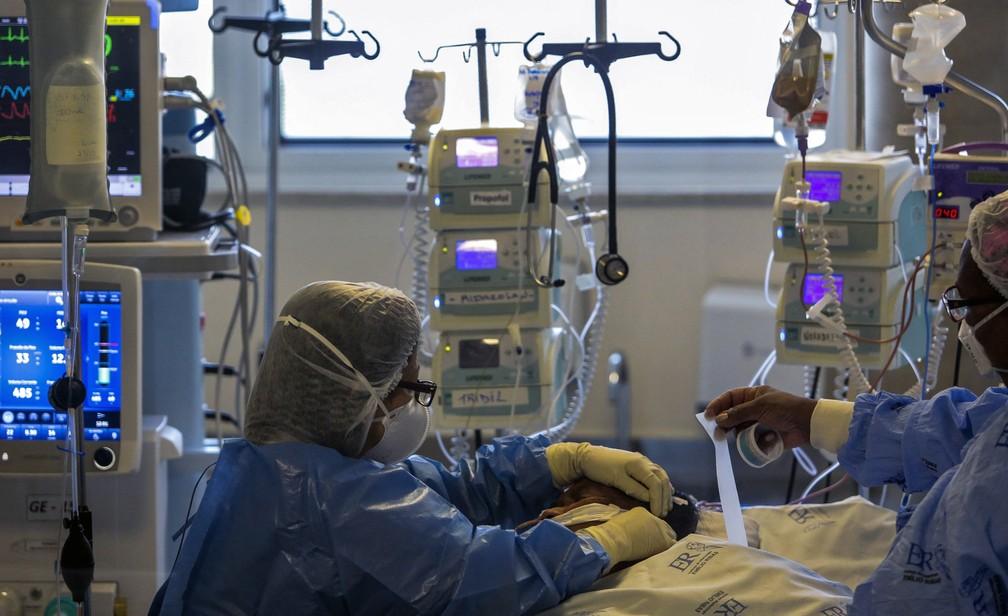 De cada dez brasileiros intubados por causa do coronavírus em 2020, oito morreram