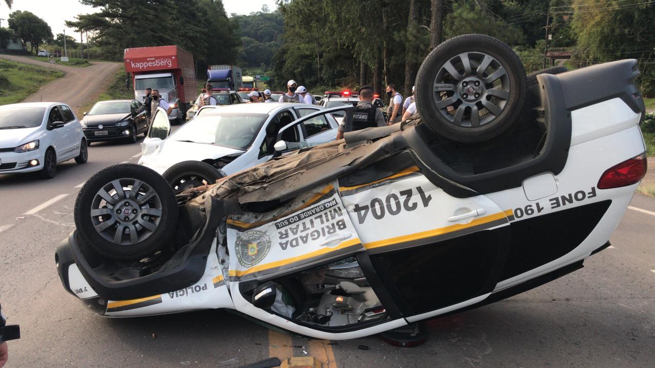 Homem é preso após tentar atropelar agente do DMT e causar acidente com viatura da BM