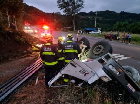 Homem fica ferido ao capotar caminhão carregado de ferro na ERS-431, em Bento